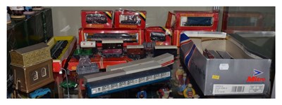 Lot 423 - Hornby & Triang 00 gauge locomotvies and rolling stock