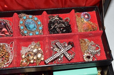 Lot 84 - Quantity of costume jewellery