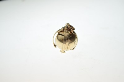 Lot 95 - Masonic interest - 9ct yellow metal orb pendant