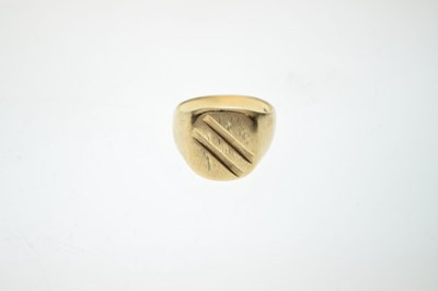 Lot 19 - 9ct gold signet ring