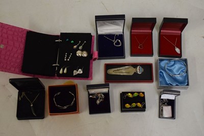 Lot 108 - Quantity of silver and other costume jewellery