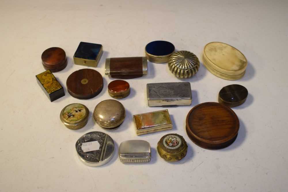 Lot 247 - Collection of modern and reproduction snuff