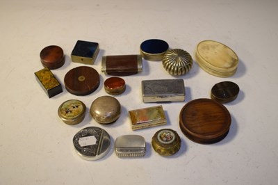 Lot 247 - Collection of modern and reproduction snuff and pill boxes