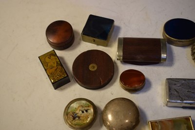 Lot 247 - Collection of modern and reproduction snuff and pill boxes
