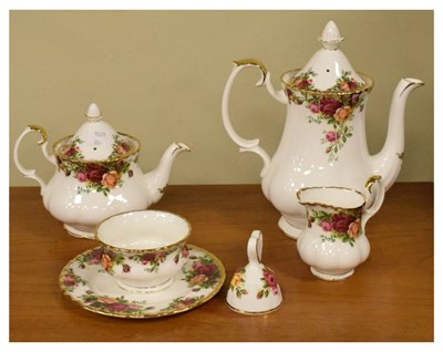 Lot 673 - Small group of Royal Albert 'Old County Roses' pattern tablewares