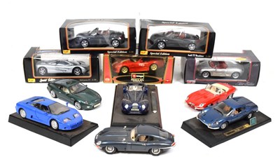 Lot 323 - Quantity of 1/18 scale Maisto & Burago diecast model cars