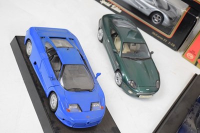 Lot 323 - Quantity of 1/18 scale Maisto & Burago diecast model cars
