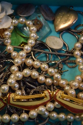 Lot 107 - Quantity of costume jewellery