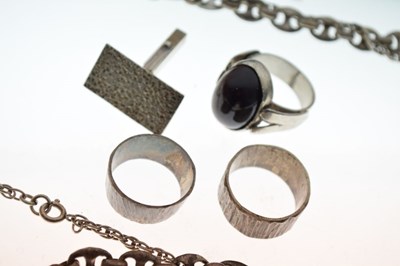 Lot 80 - Quantity of modern design silver and white metal jewellery