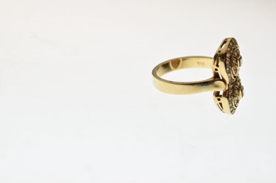 Lot 15 - 18ct gold 'figure of eight' ring