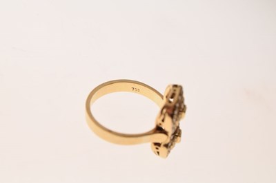Lot 15 - 18ct gold 'figure of eight' ring