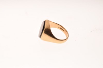 Lot 33 - Gentleman's 9ct gold onyx set signet ring