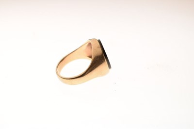 Lot 33 - Gentleman's 9ct gold onyx set signet ring