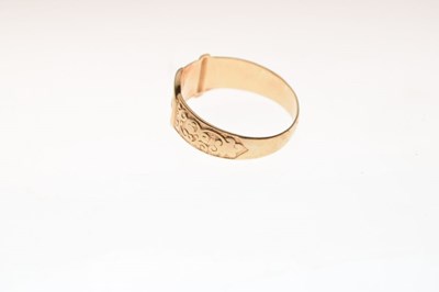 Lot 10 - 9ct gold buckle ring