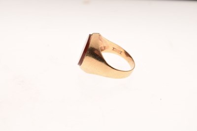 Lot 16 - 9ct gold, carnelian signet ring