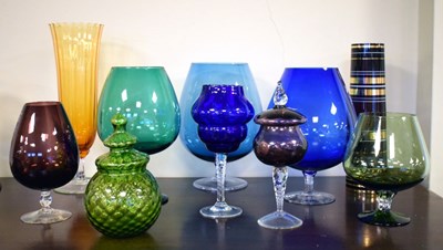 Lot 551 - Quantity of vintage coloured glass (10)