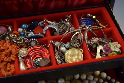 Lot 107 - Quantity of costume jewellery