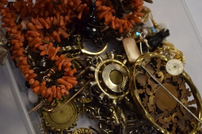 Lot 102 - Quantity of costume jewellery