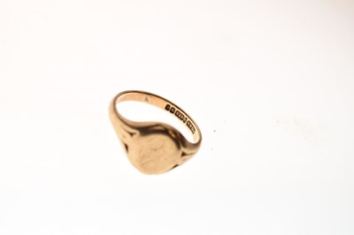 Lot 25 - 9ct gold signet ring