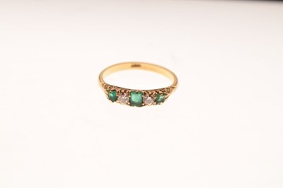 Lot 39 - Diamond and emerald five stone ring