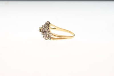 Lot 12 - 18ct gold twenty-one stone diamond cluster ring
