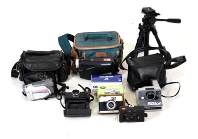 Lot 475 - Quantity of cameras and photography equipment