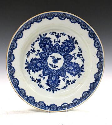Lot 276 - Chinese blue and white circular charger