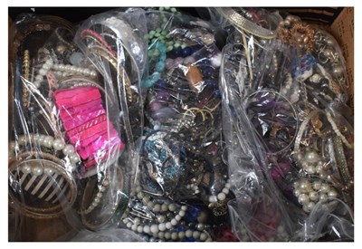 Lot 104 - Large quantity of costume jewellery