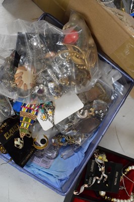 Lot 106 - Large quantity of costume jewellery to include
