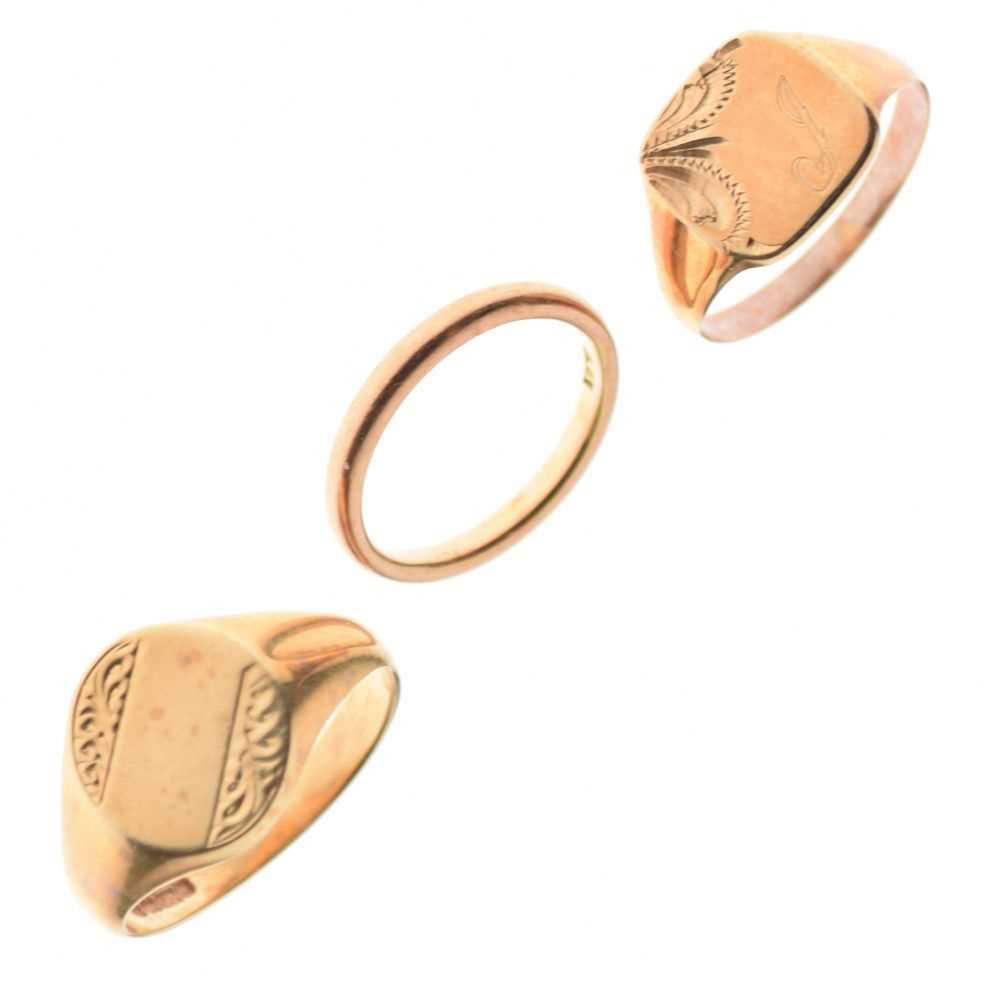 Lot 49 - Two 9ct signet rings