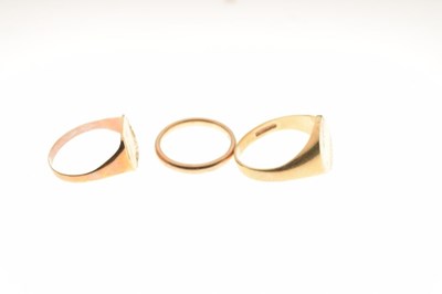 Lot 49 - Two 9ct signet rings