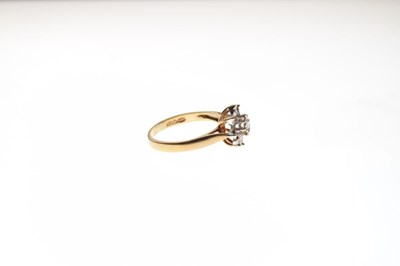 Lot 10 - 9ct gold diamond cluster ring