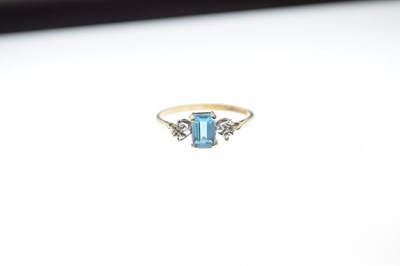Lot 6 - 9ct gold three-stone ring set blue topaz-coloured stone and two diamonds