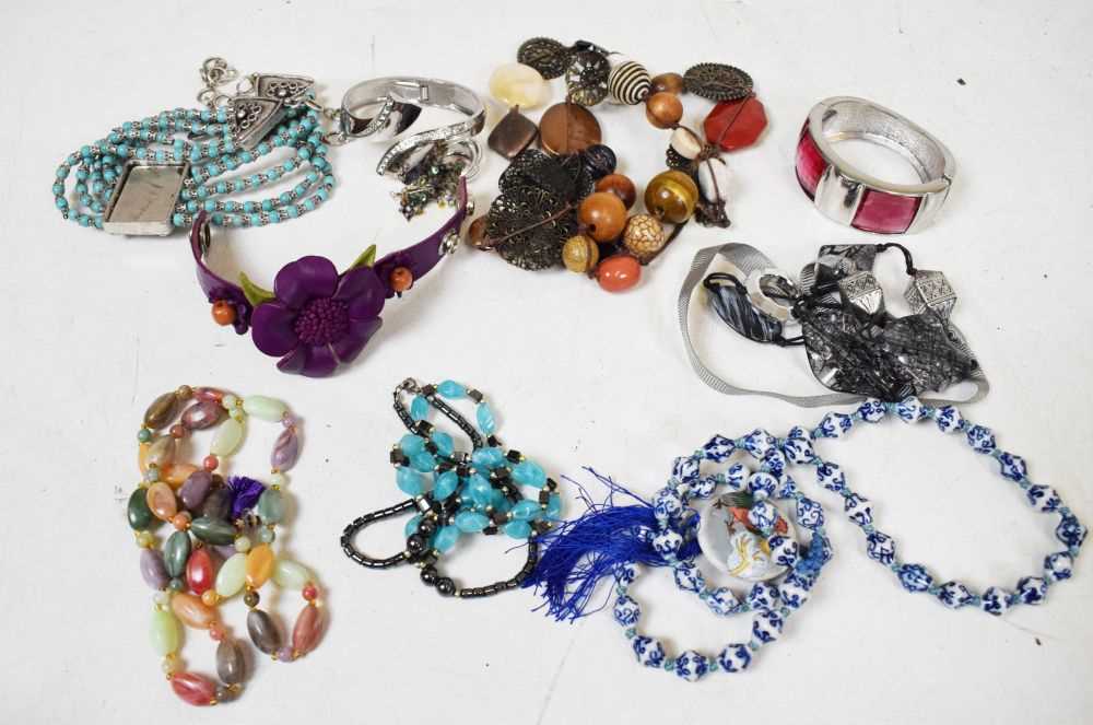 Lot 51 - Quantity of assorted costume jewellery