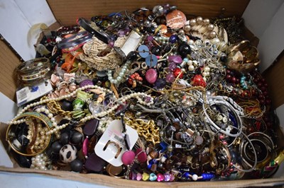 Lot 51 - Quantity of assorted costume jewellery