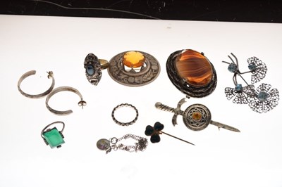 Lot 56 - Small quantity of costume jewellery