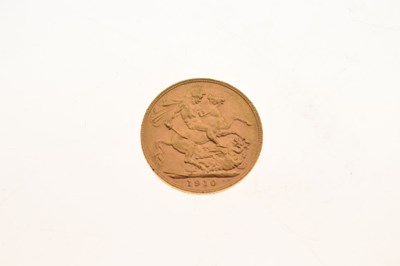 Lot 105 - Coins - George V gold sovereign, 1910
