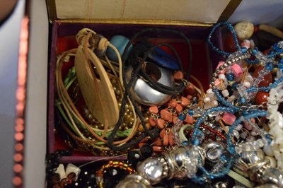 Lot 47 - Quantity of costume jewellery