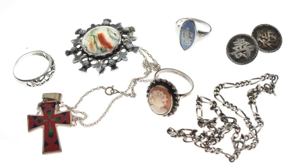 Lot 42 - Small quantity of silver jewellery including a John Hart moss agate brooch