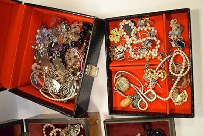 Lot 49 - Assorted costume jewellery