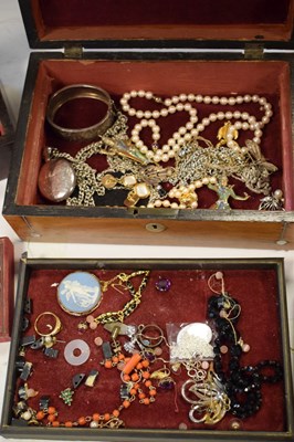 Lot 49 - Assorted costume jewellery