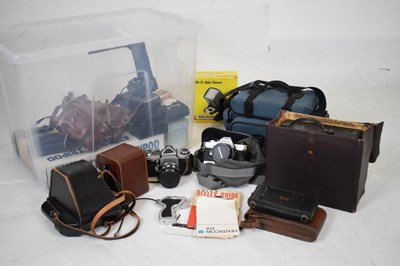 Lot 265 - Quantity of cameras and photographic equipment