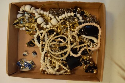 Lot 44 - Box of assorted costume jewellery