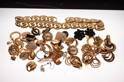 Lot 108 - Collection of costume jewellery