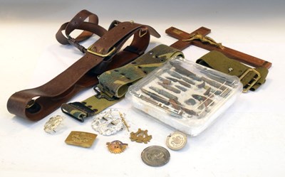 Lot 290 - Small quantity of military memorabilia, buttons, badges, etc