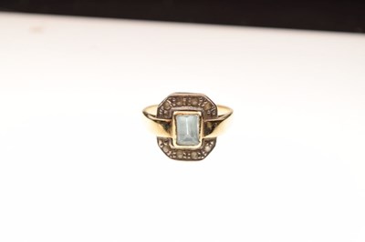 Lot 15 - Yellow metal, aquamarine and diamond ring