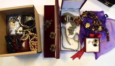 Lot 57 - Large quantity of costume jewellery