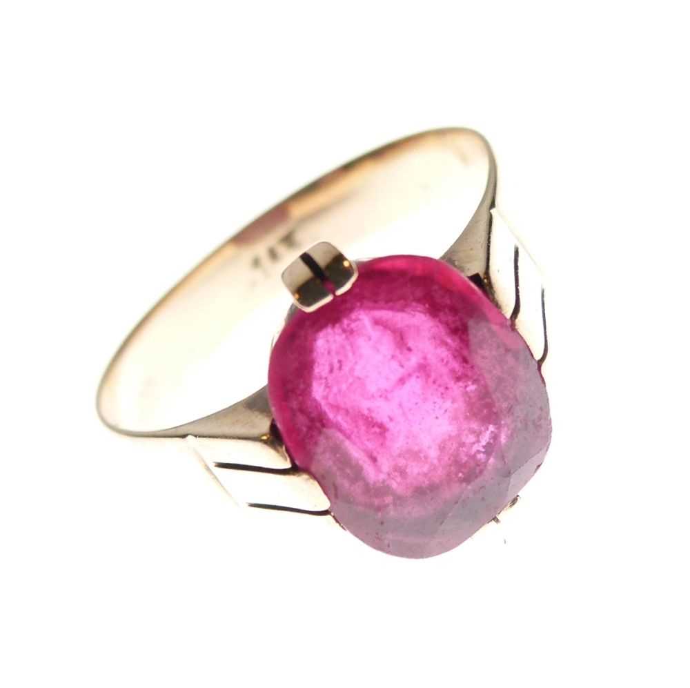 Lot 4 - Yellow metal (14K) and ruby ring
