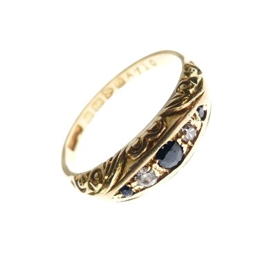 Lot 14 - 18ct gold ring set three sapphires and two diamonds