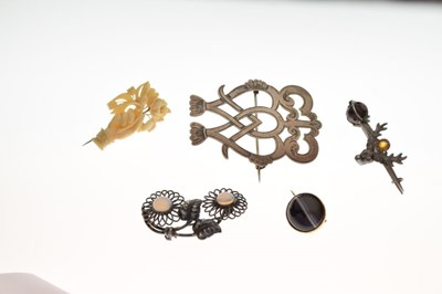 Lot 73 - Five various brooches including an unmarked white metal Luckenbooth brooch